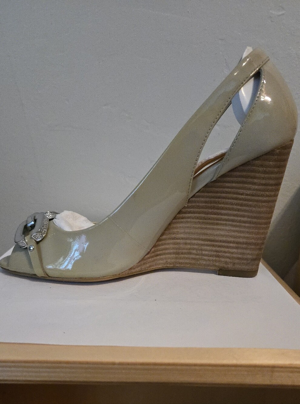 Vintage Coach Beige Patent Leather Peep-Toe Pumps with Silver Accent 6s - Picture 8 of 11